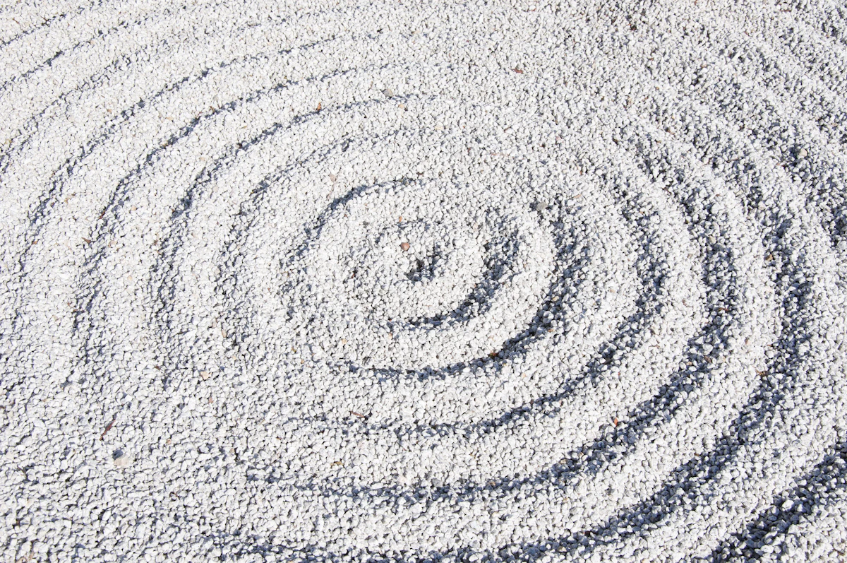 砂紋の描かれた枯山水の庭