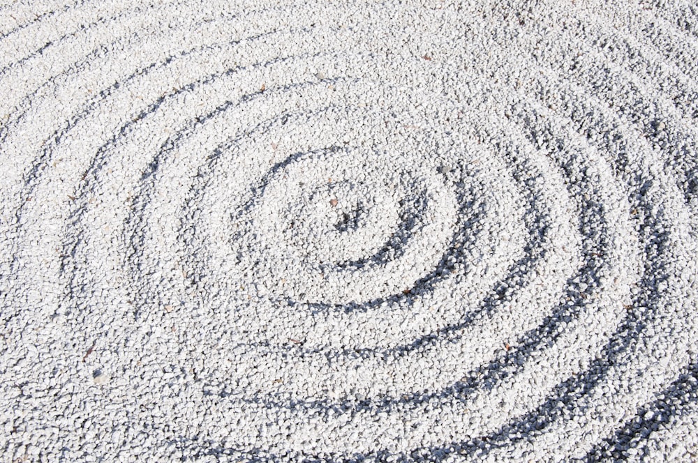 Ein kreisförmiges Design aus Sand an einem Strand