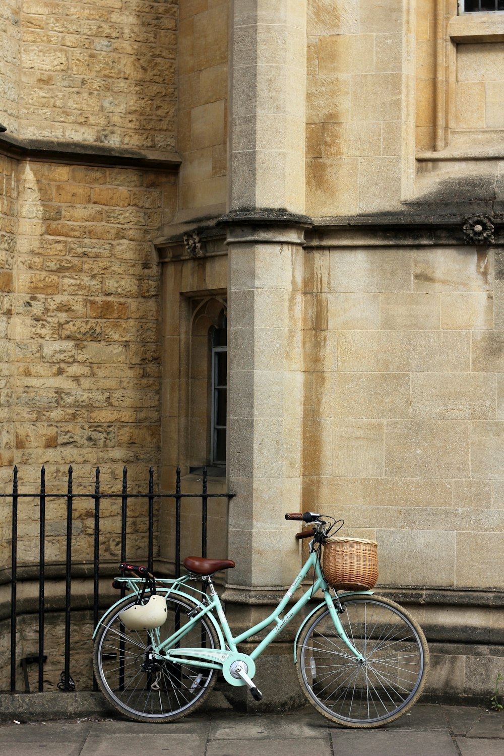 壁の横の自転車