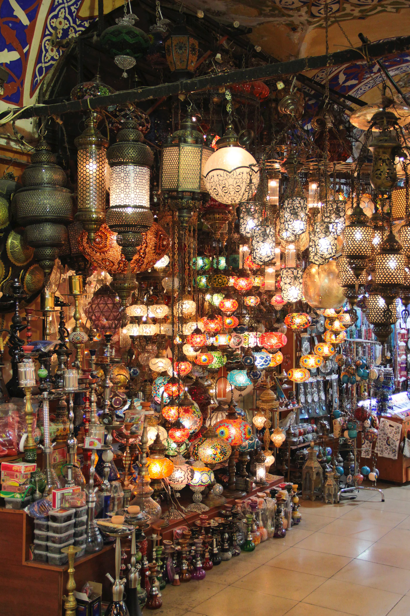 Lámparas de mosaico iluminadas en un bazar de Estambul, Turquía