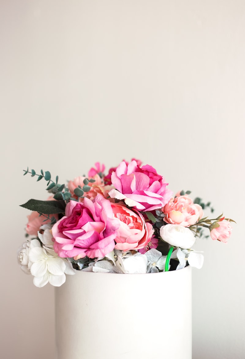 Fiori rosa e bianchi in primo piano