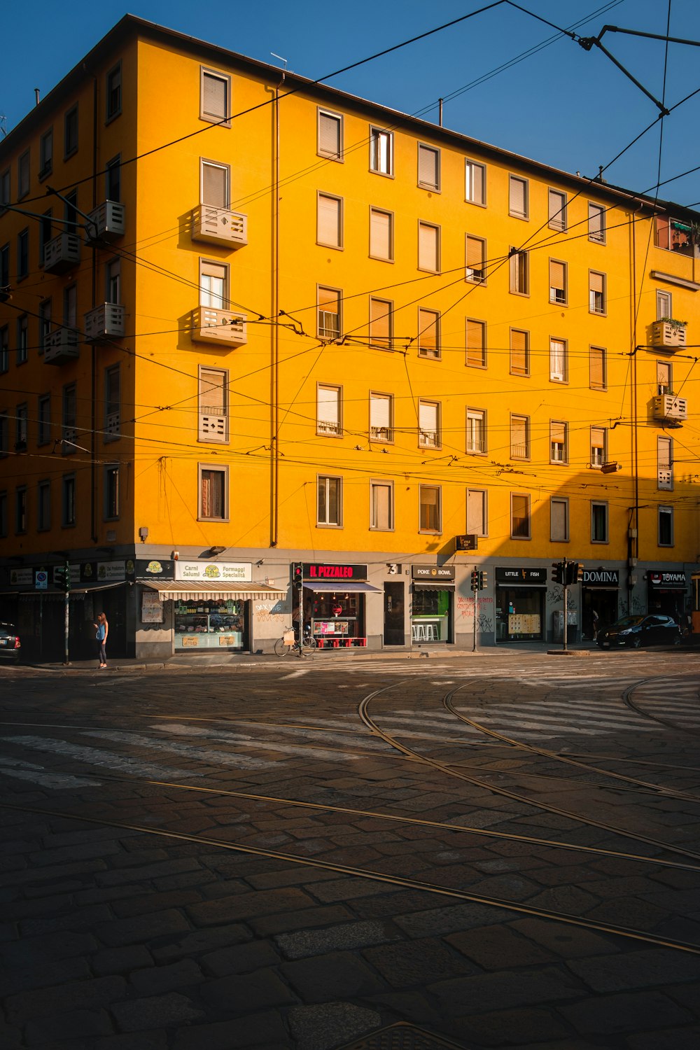 Edificio de gran altura de hormigón amarillo y gris