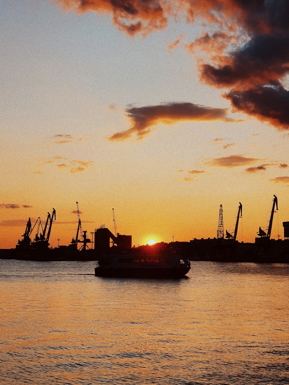 Boot auf ruhigem Wasser während der Goldenen Stunde