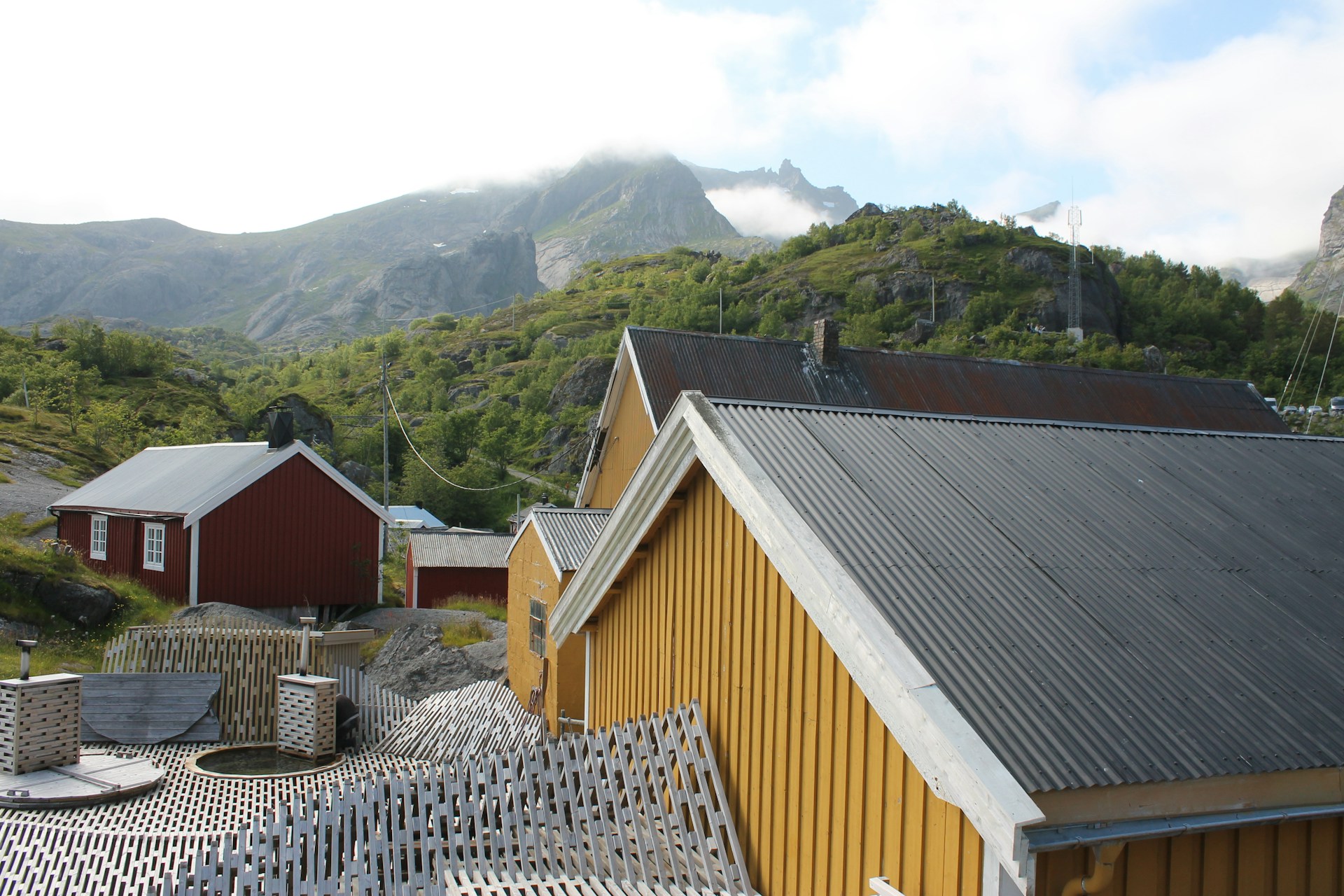 gray computer monitor