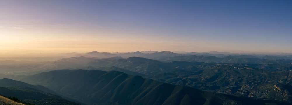 日中の山々の空撮