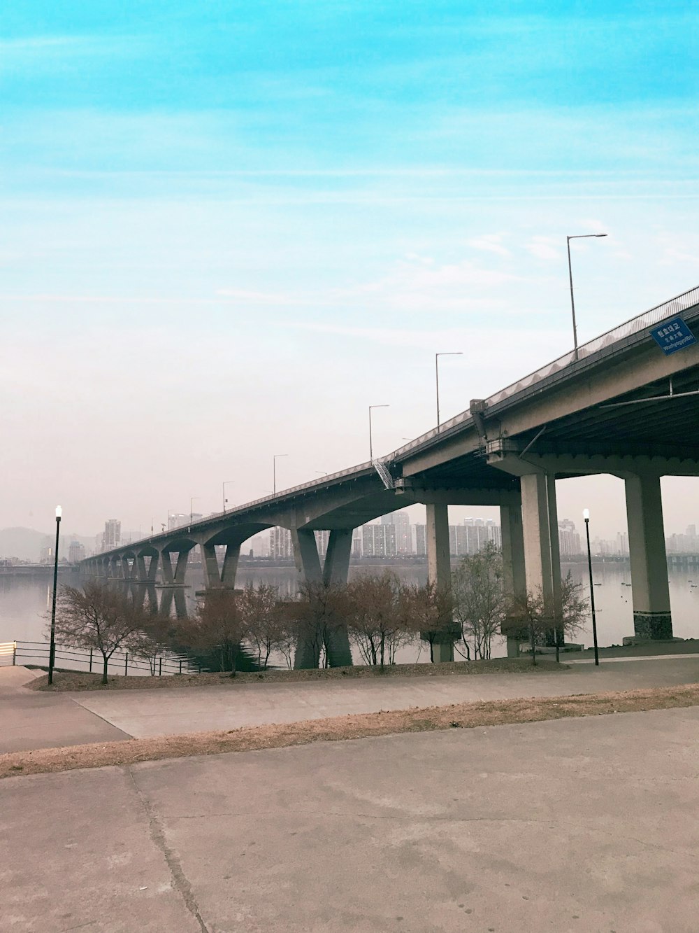 Puente de hormigón gris con poste de luz