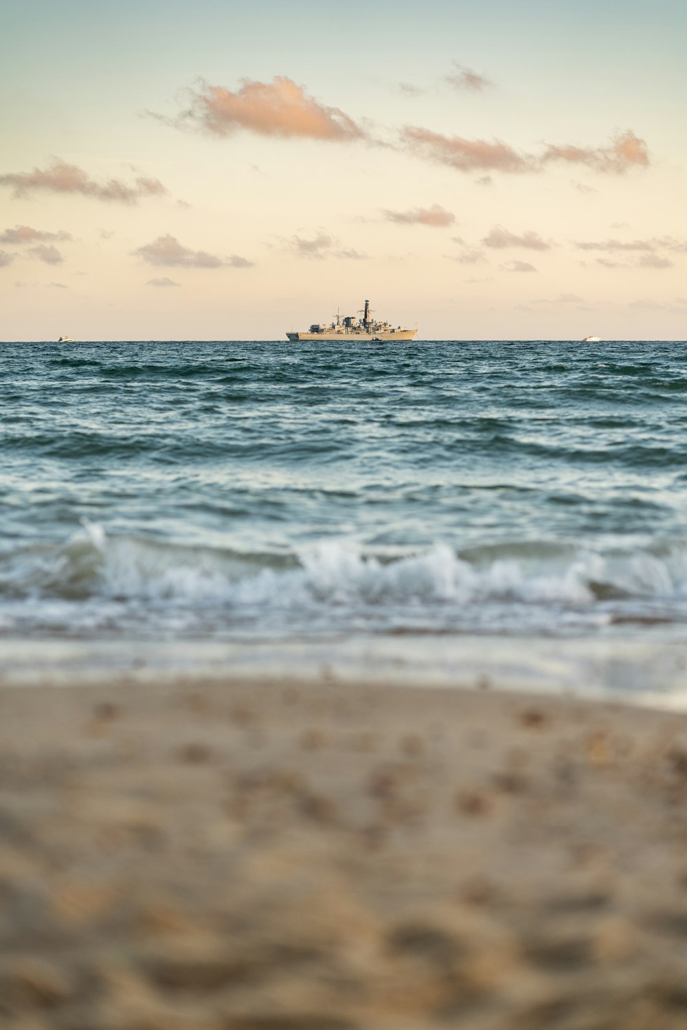 fotografia aerea della nave bianca durante il giorno