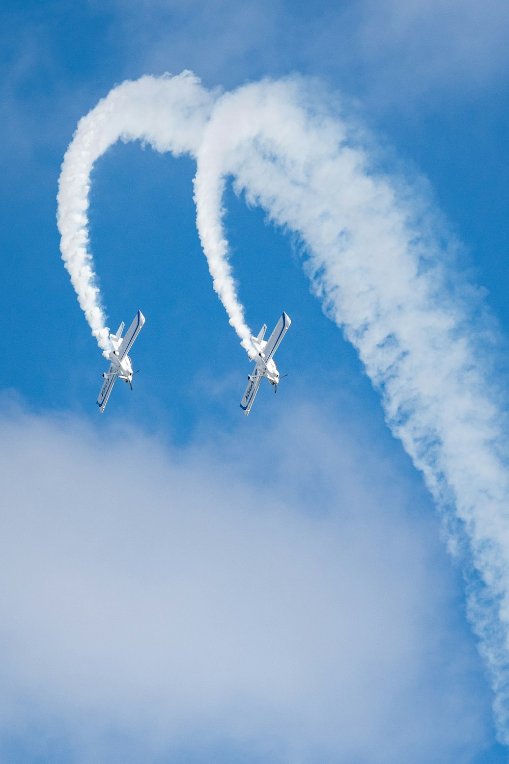 Zwei weiße Verkehrsflugzeuge unter blauem Himmel