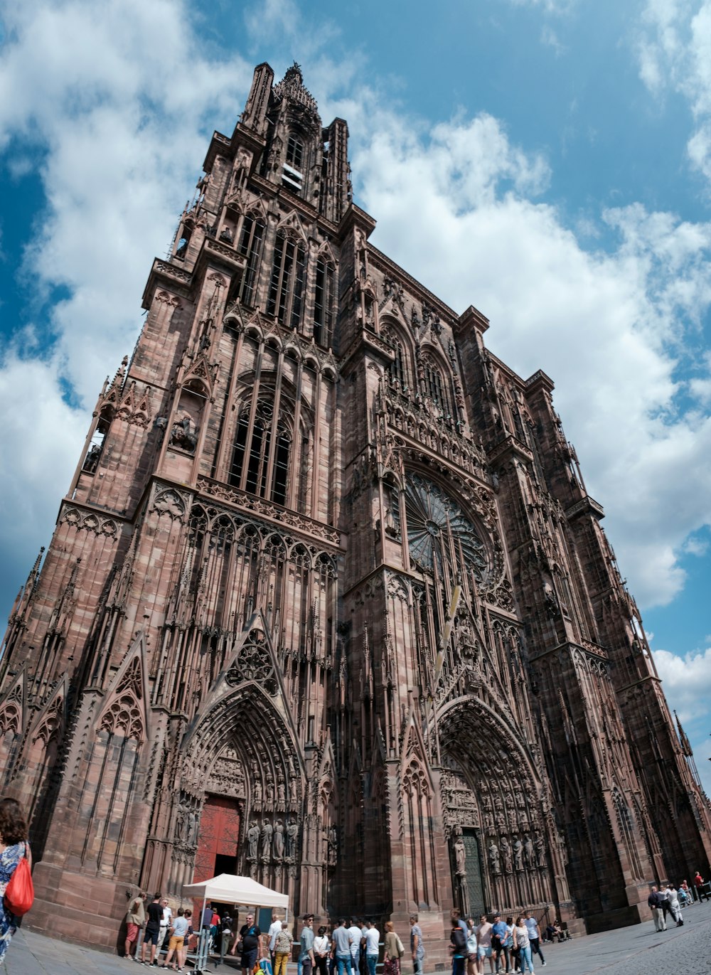 ゴシック様式の大聖堂のローアングル写真