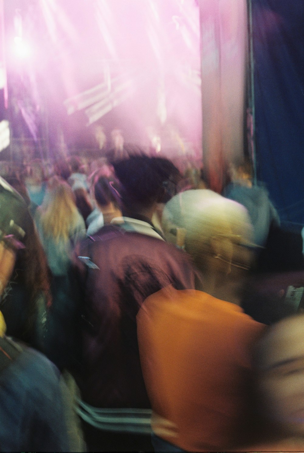 Una foto sfocata di una folla di persone