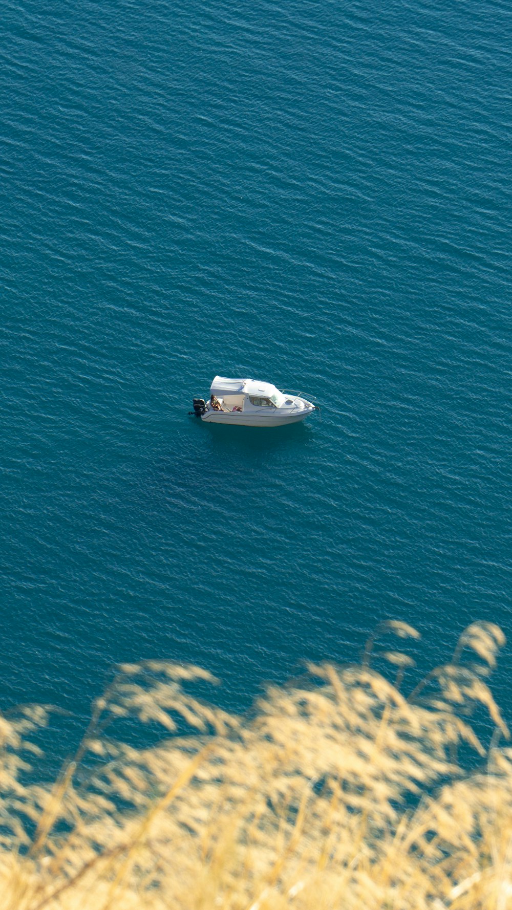 Yacht blanc dans l’océan