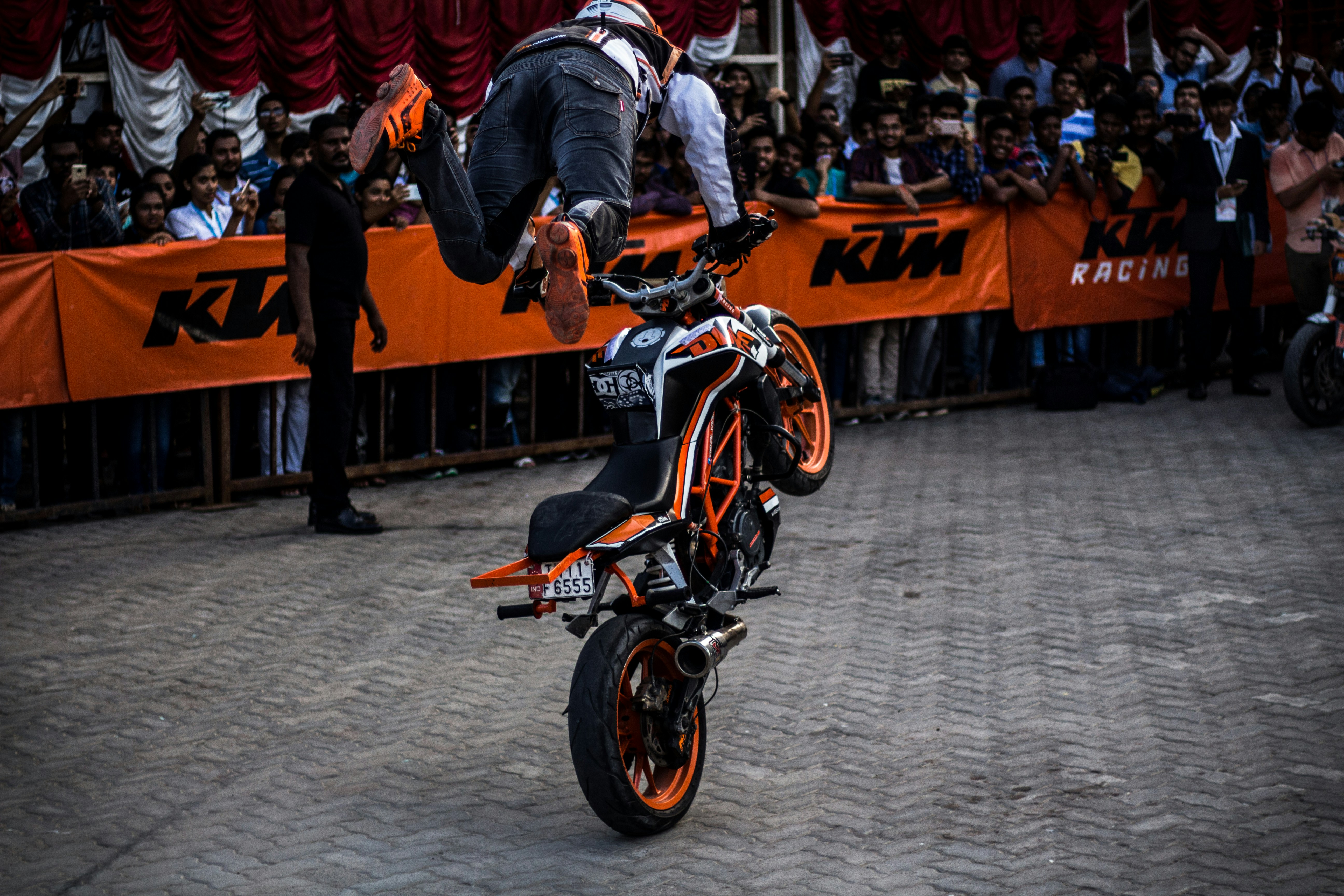 Hombre Realizando Truco Mientras Conduce Motocicleta
