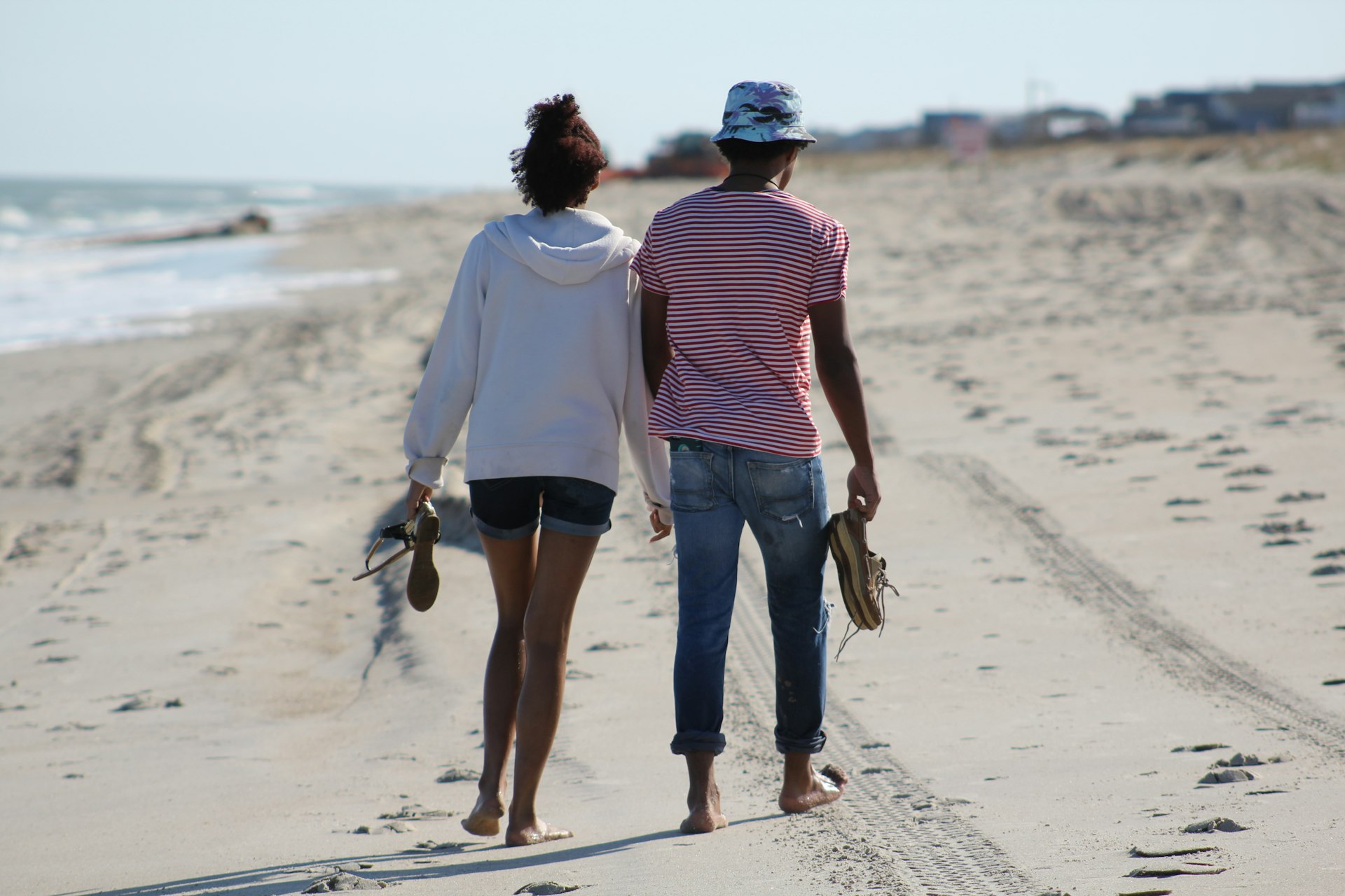 Couple walking along the beach in panama City Beach Florida enjoying the relaxed retirement lifestyle