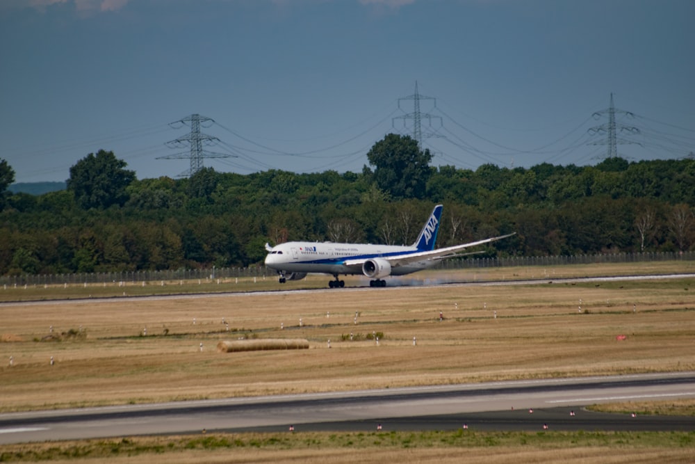 weißes Flugzeug