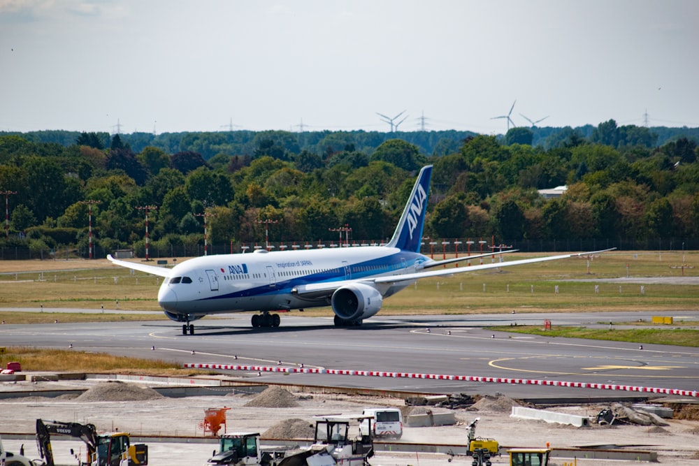 un grande aereo di linea seduto in cima a una pista dell'aeroporto