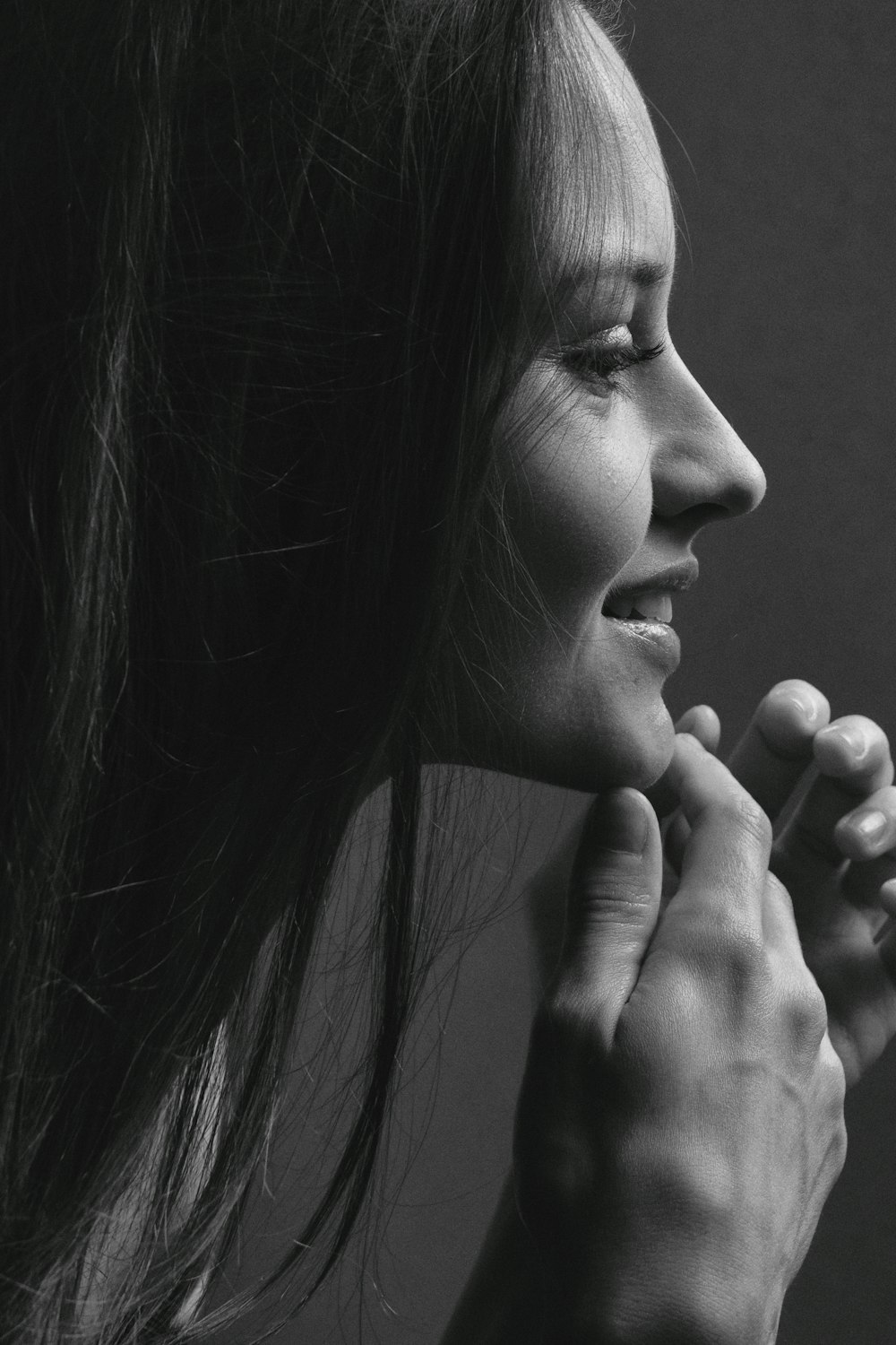 Foto en escala de grises de una mujer sonriente