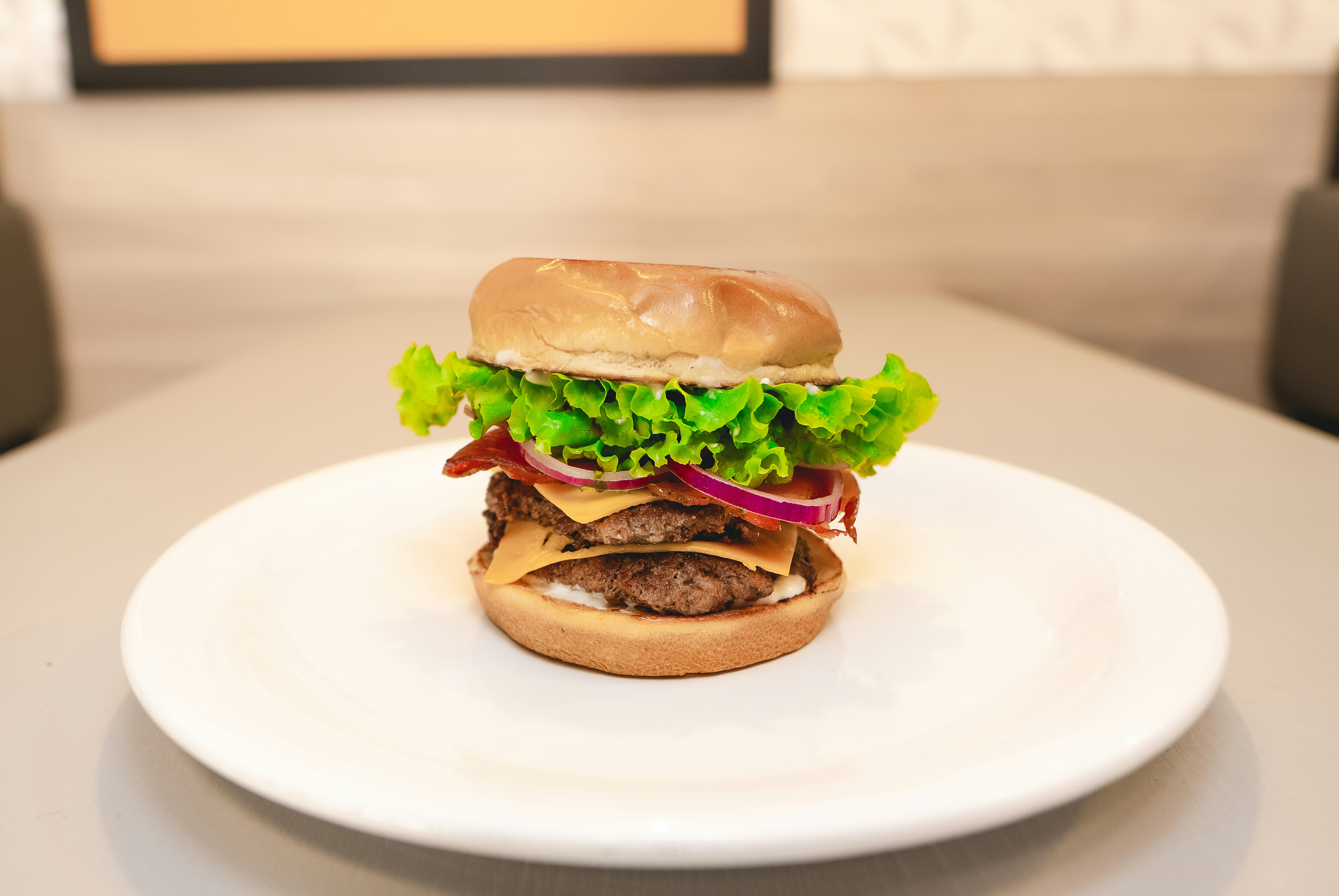 Burger auf weißem Keramikteller