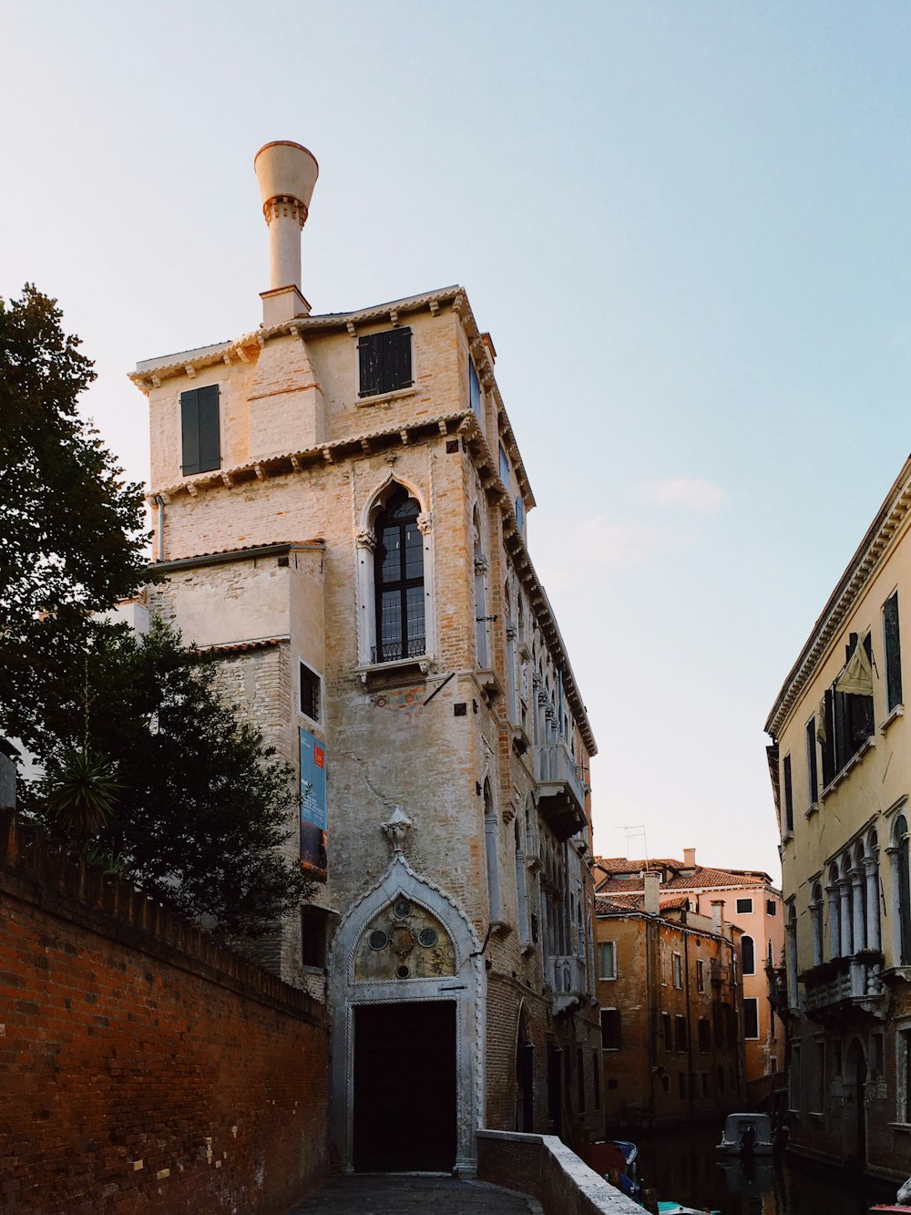 Edifício de vários andares de concreto branco sob um céu azul calmo