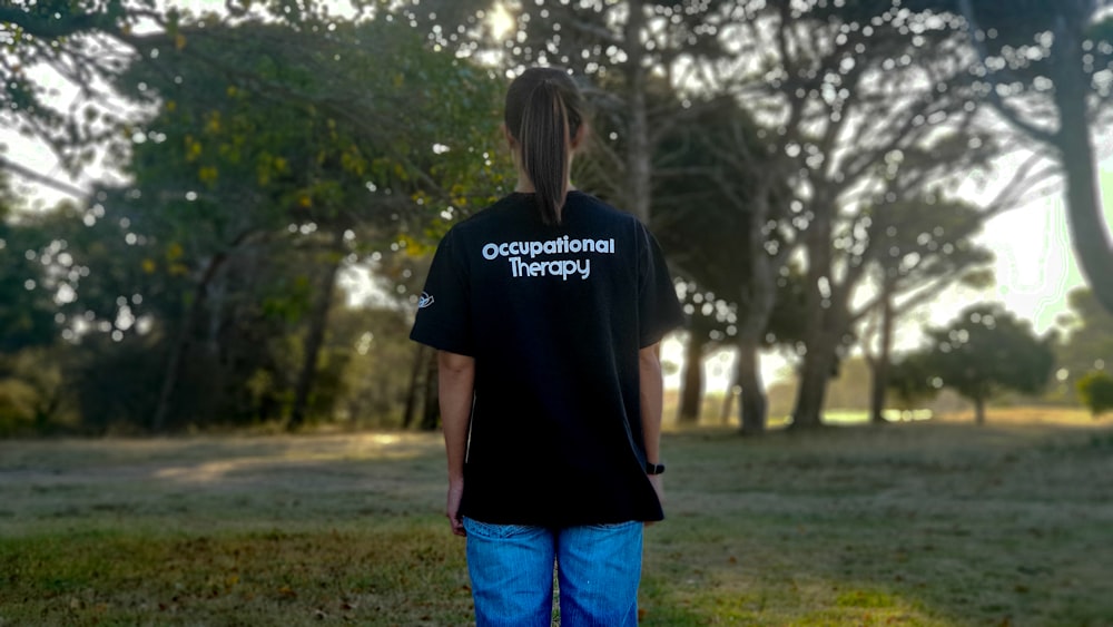 woman wearing black t-shirt