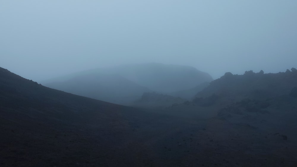 Paysage de montagne brumeux