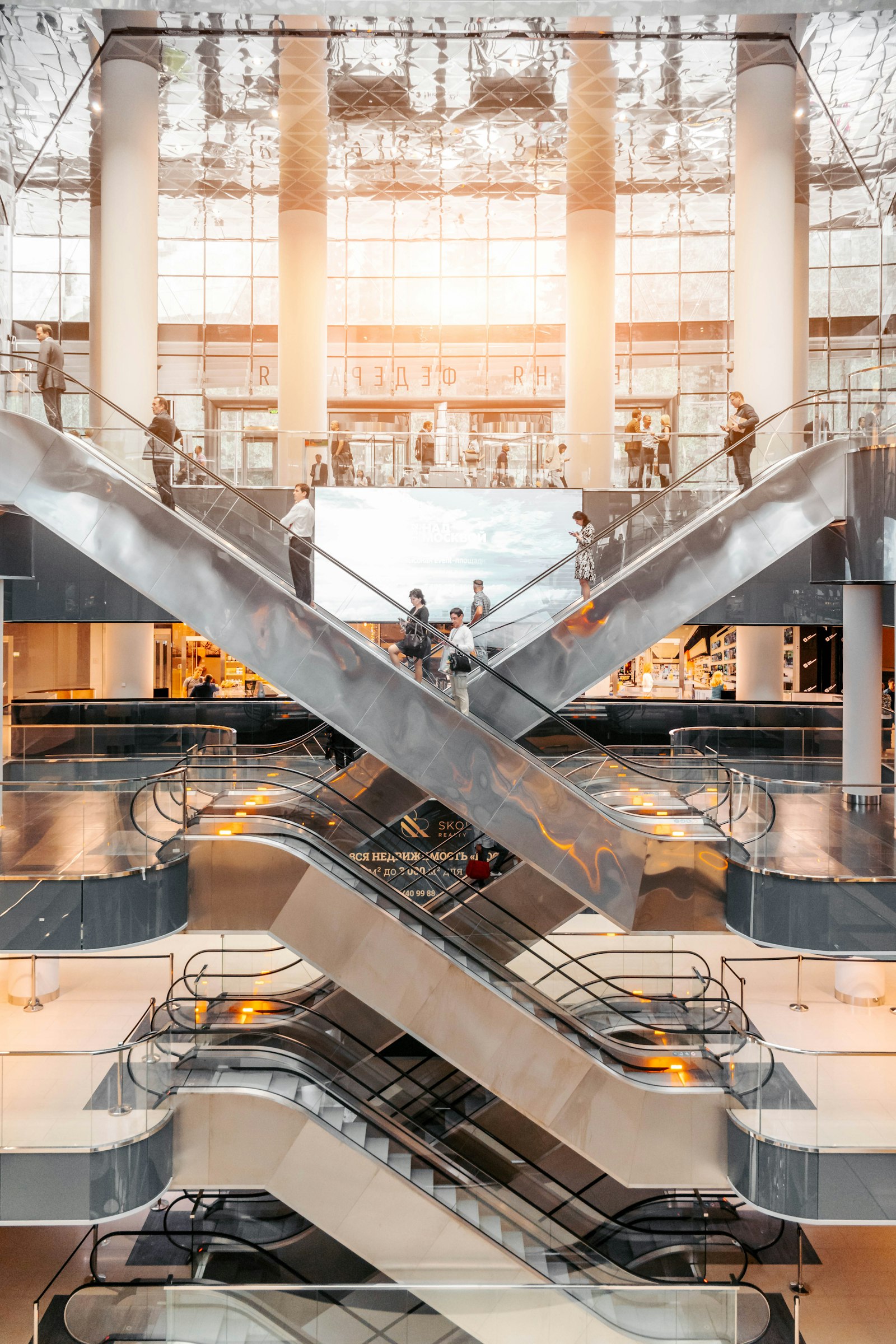 Canon EOS 77D (EOS 9000D / EOS 770D) + Canon EF-S 18-55mm F4-5.6 IS STM sample photo. People using escalators photography