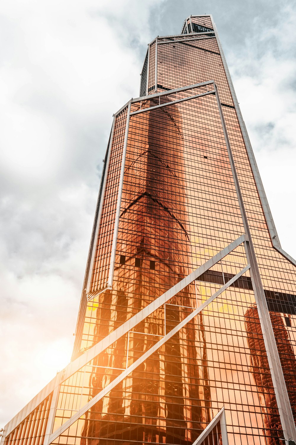 Edificio de gran altura de oro bajo el cielo nublado