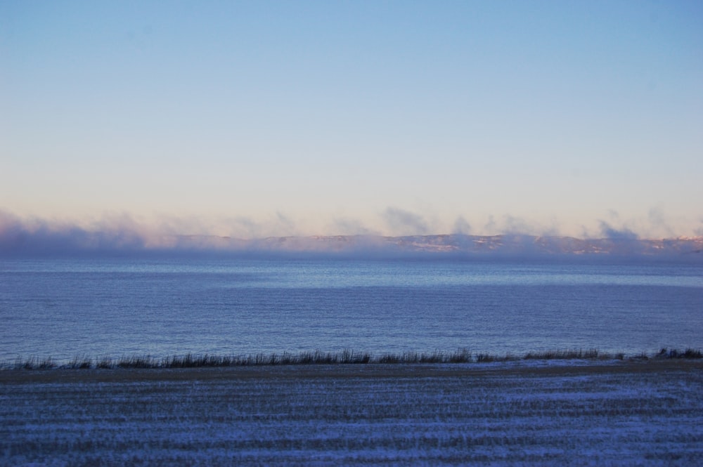 Gewässer und grauer Nebel