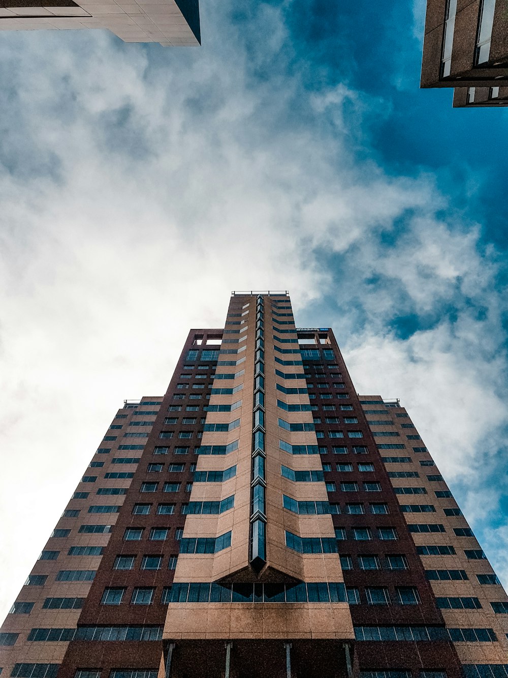 Edifício alto de concreto bege