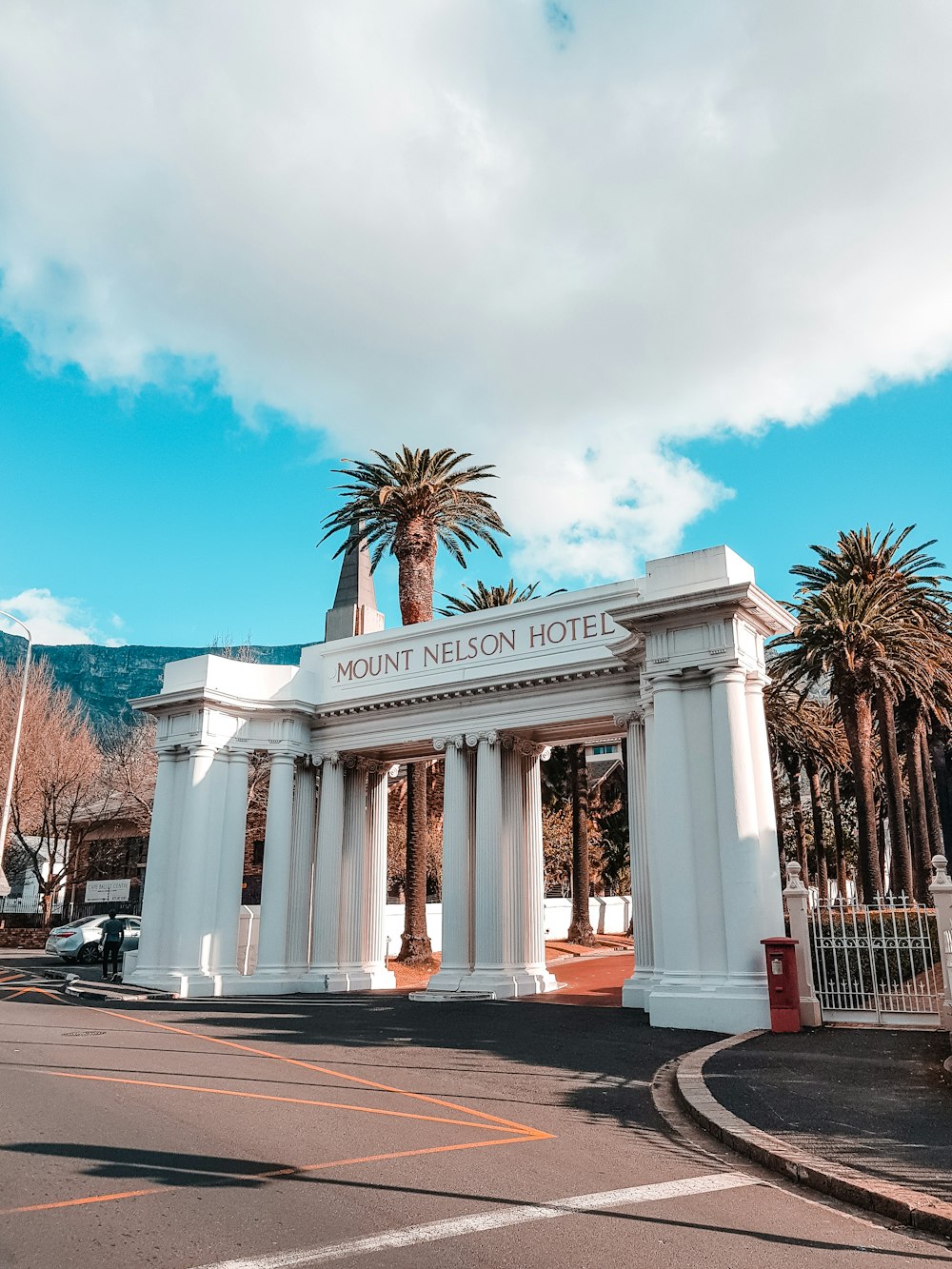 Arco do Mount Nelson Hotel sob céu nublado