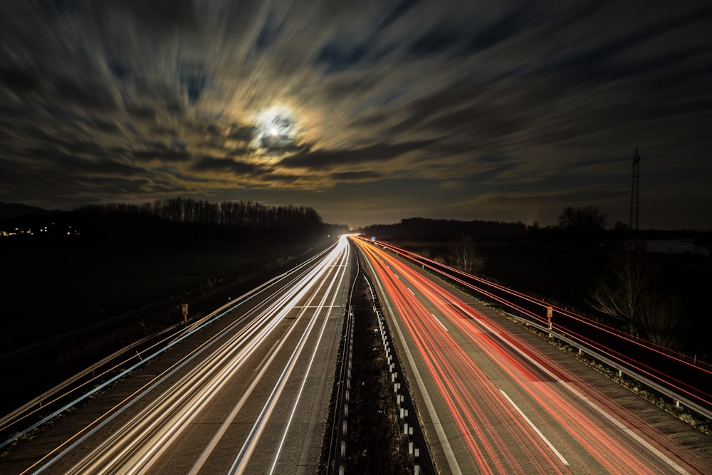 Fotografia a lunga esposizione di veicoli di notte