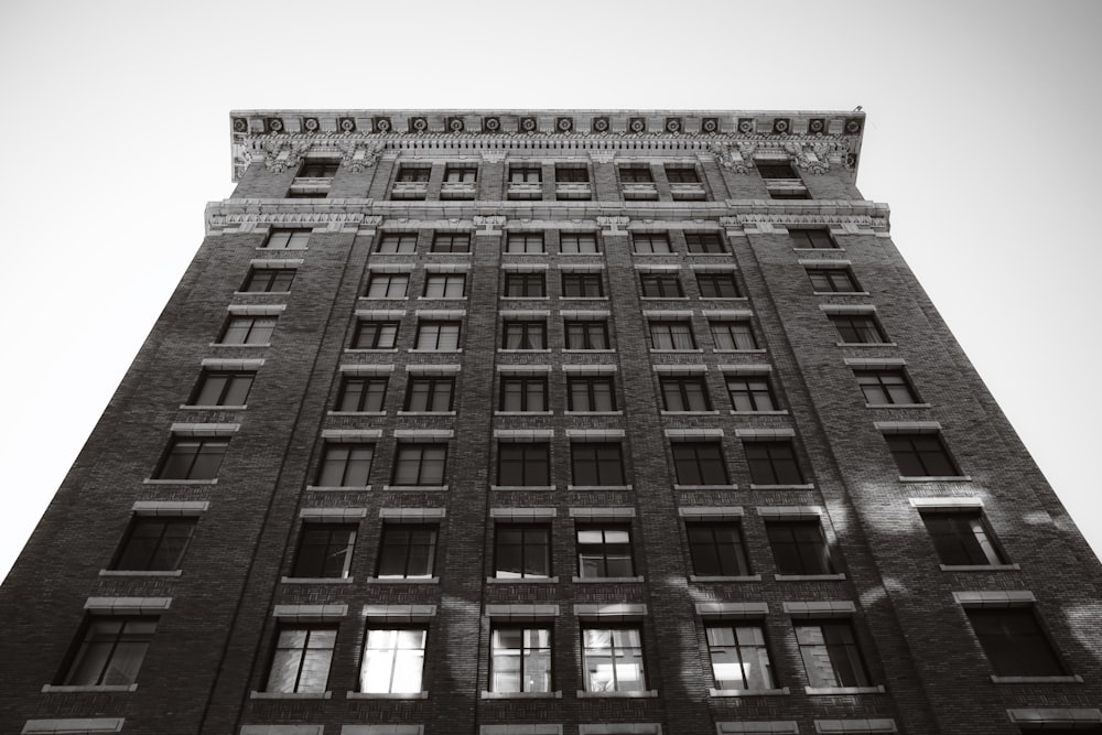 Fotografía en escala de grises de un edificio de gran altura