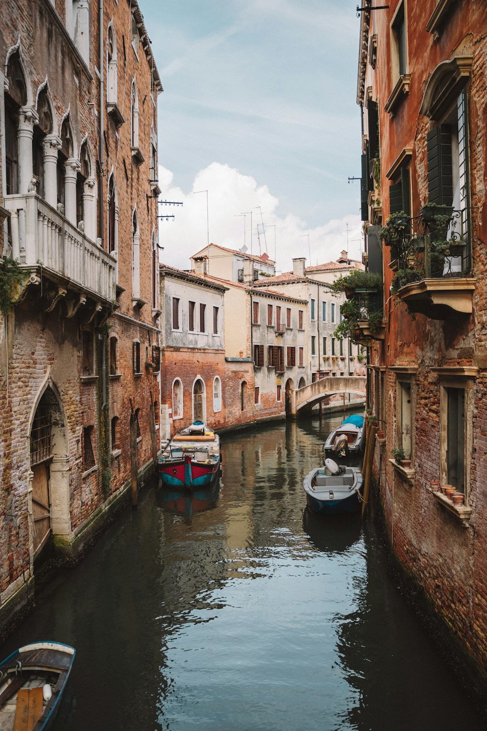 barche sullo specchio d'acqua