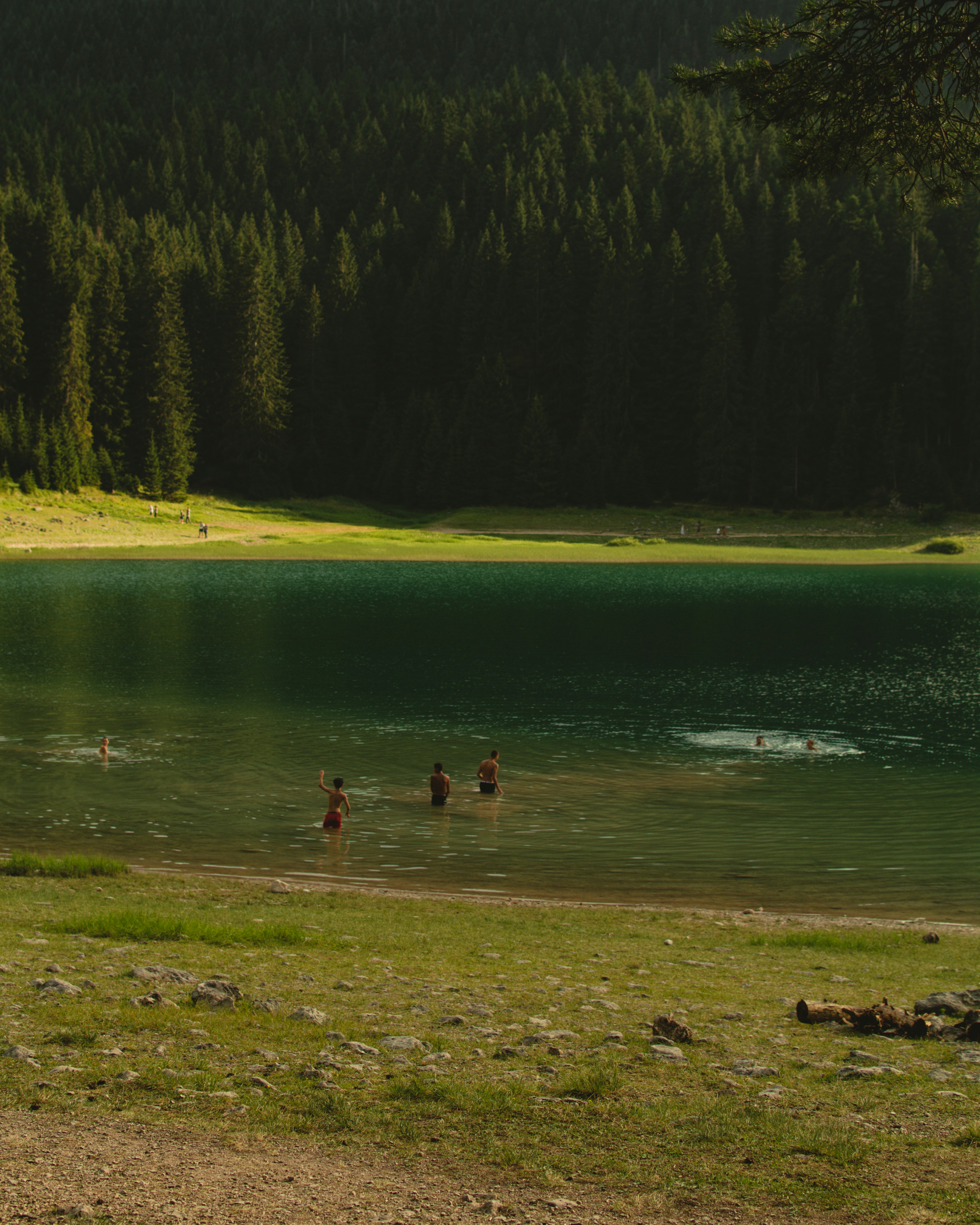 Menschen, die auf dem See spazieren gehen