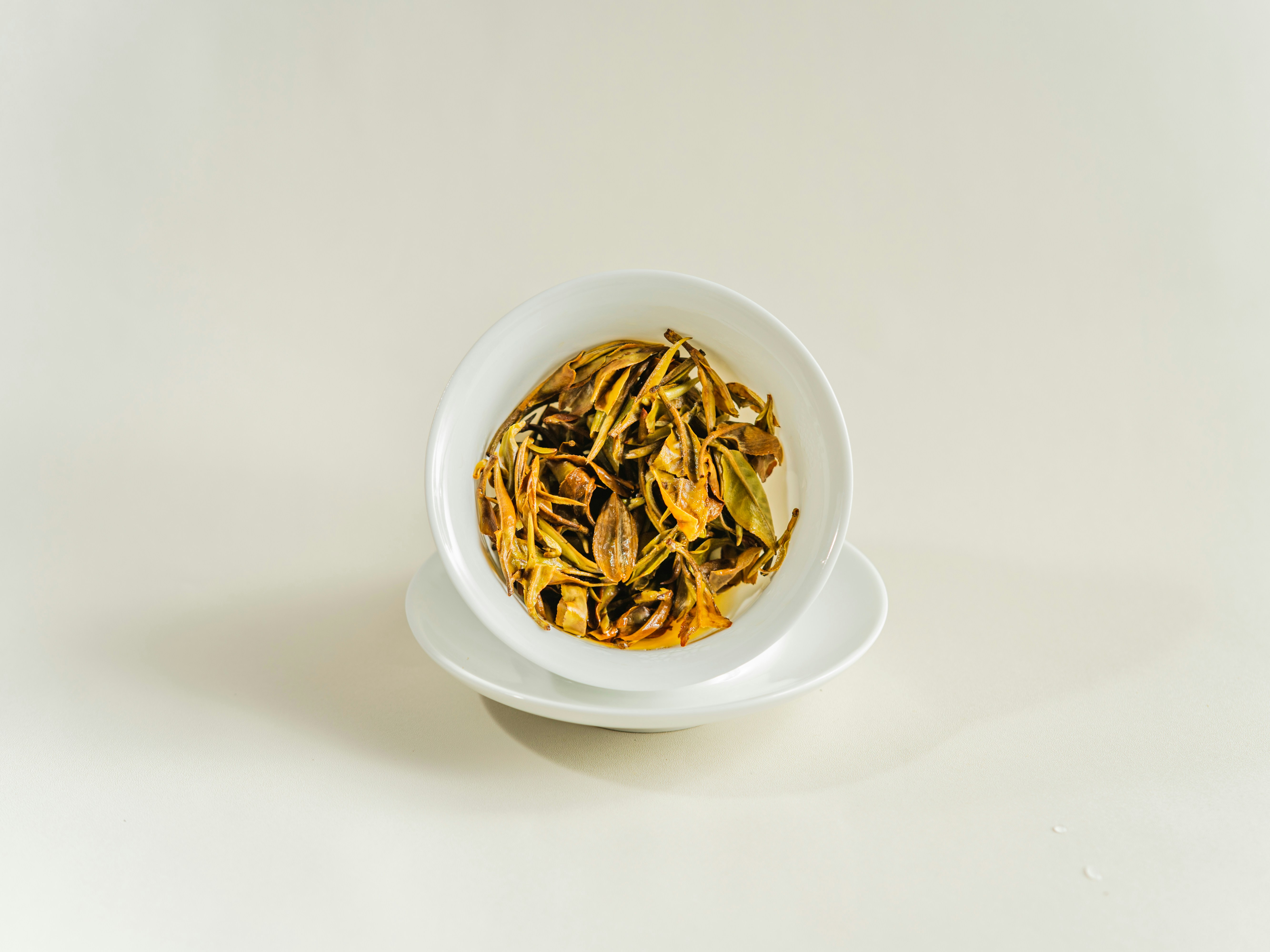 Makaron ze Szwajcarskim Mangoldem, Prażonymi Orzechami Laskowych i Parmezanem