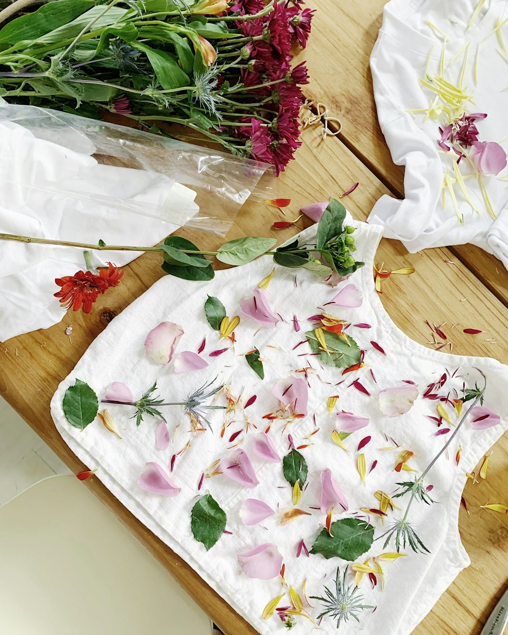 Textil floral blanco y rosa