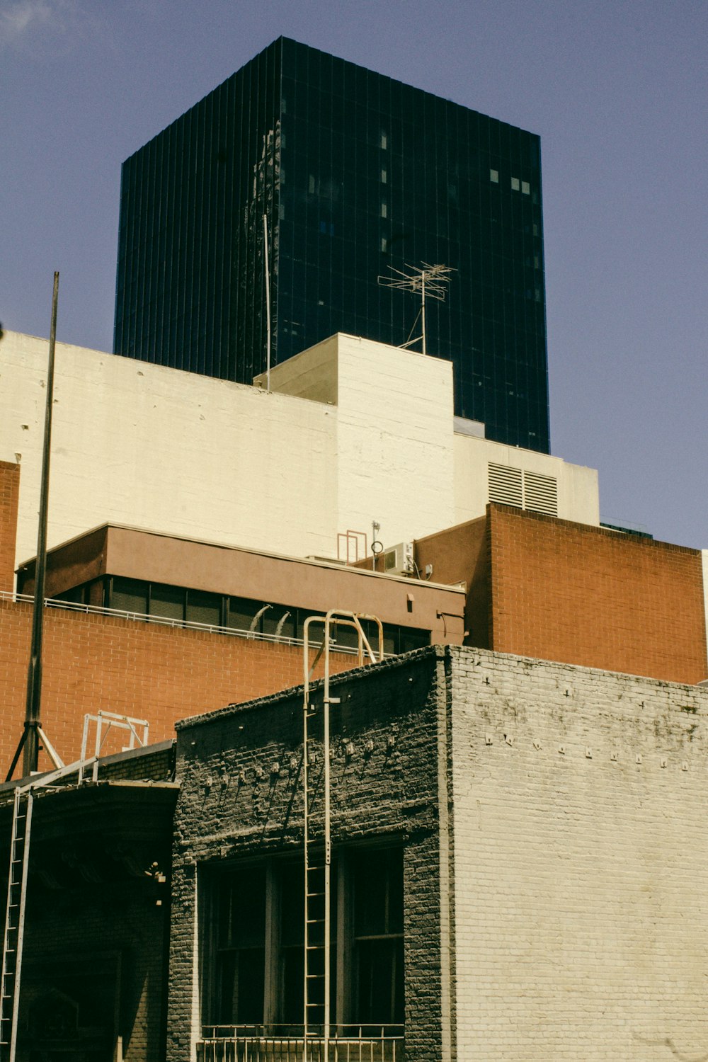 edifício de concreto branco