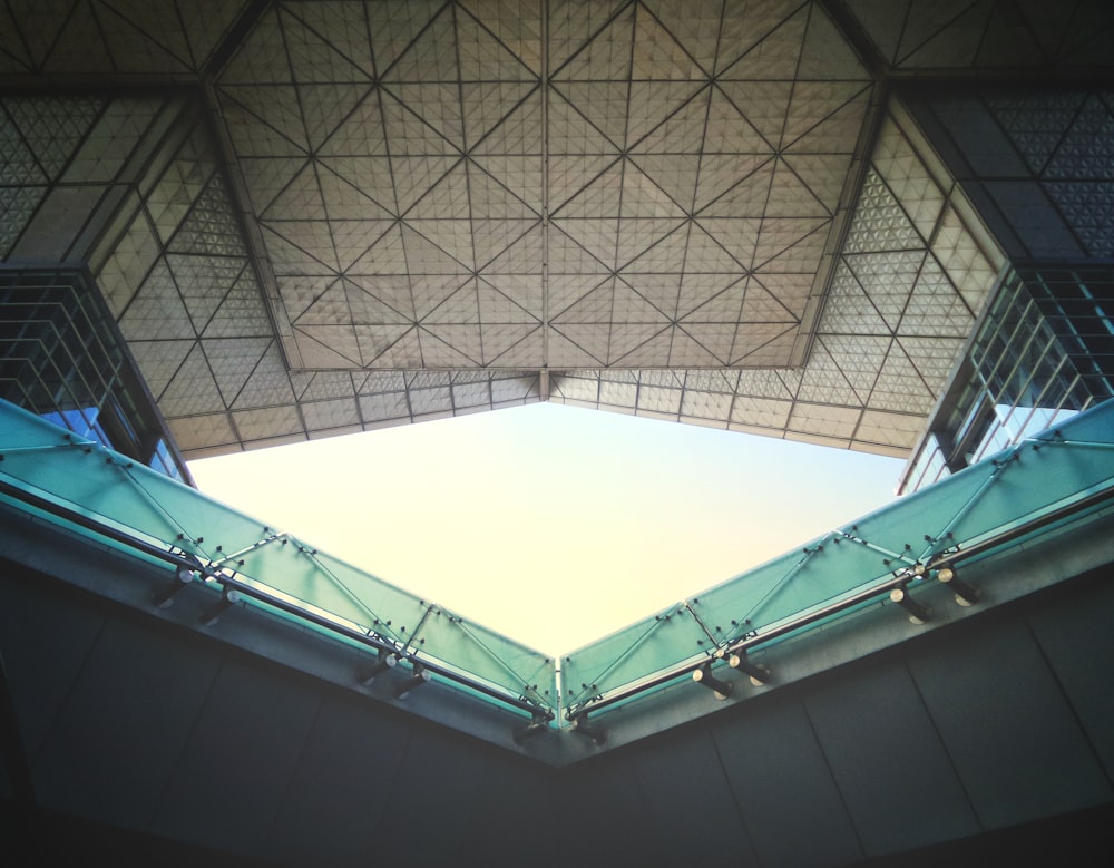 Fotografía de ángulo bajo del interior del edificio