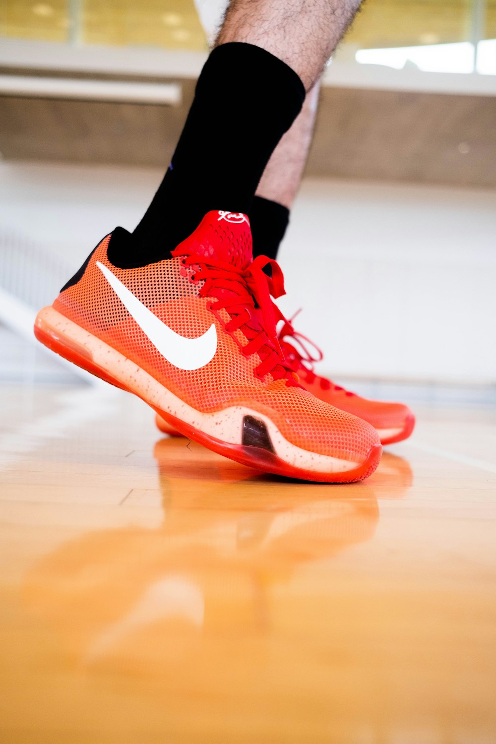 Par de zapatillas de baloncesto rojas – Vestir en Unsplash