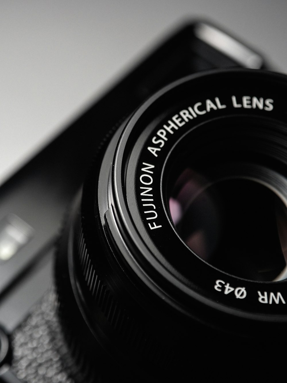 Un primer plano de una cámara con una lente