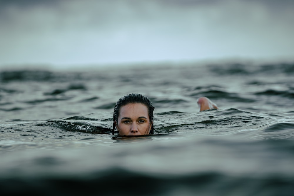 Mujer sumergiéndose en el océano