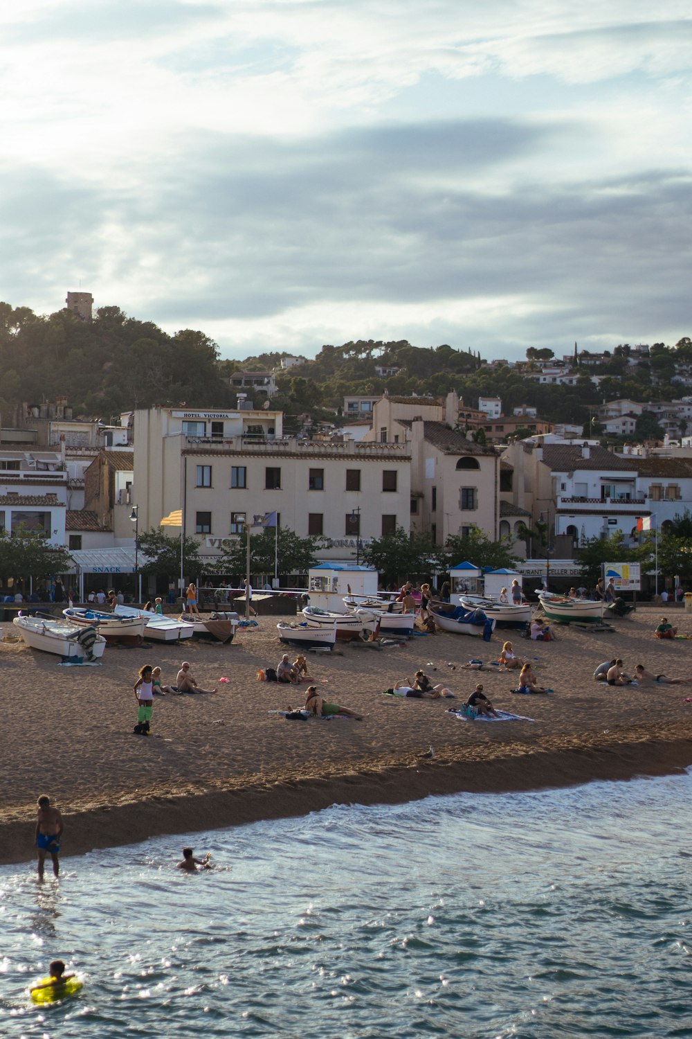 Photographie aérienne de personnes sur la plage