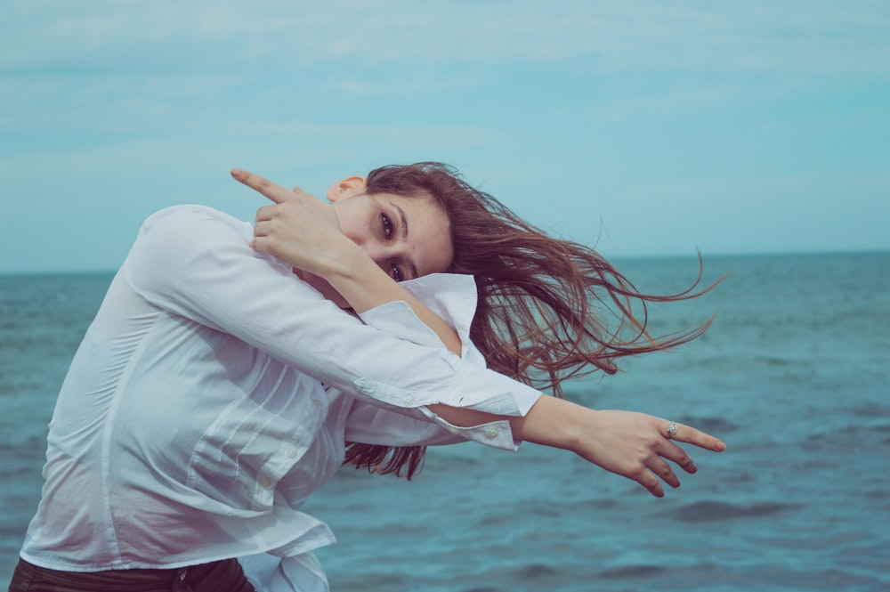 femme portant un chemisier blanc