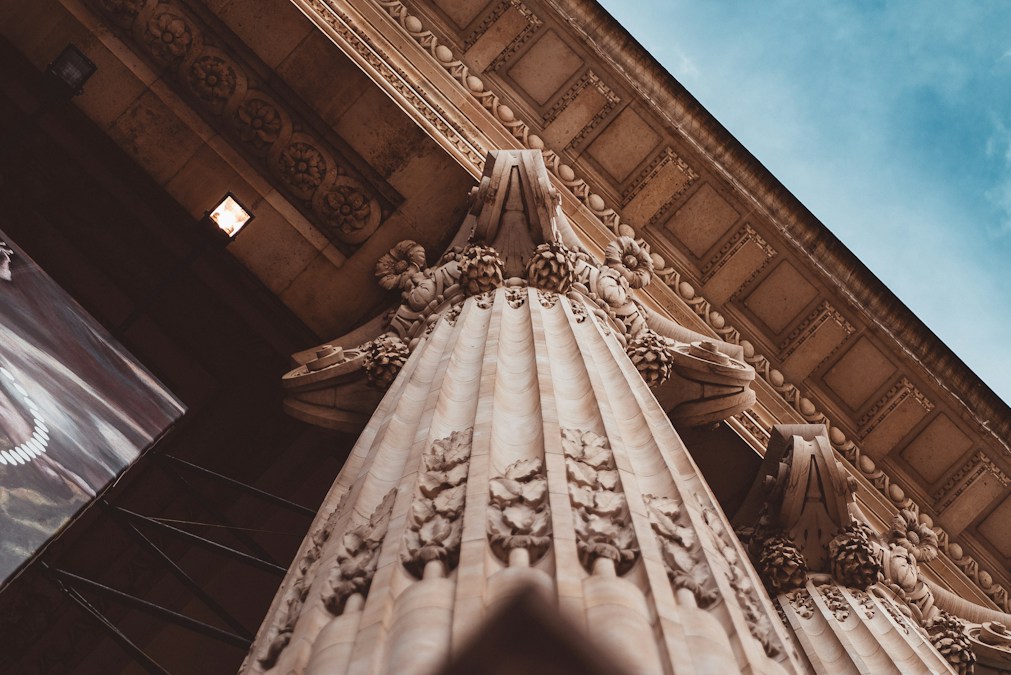 Colonne sculptée de la façade du Grand Palais à Paris, où se tient Art Basel Paris du 23 au 25 octobre 2026