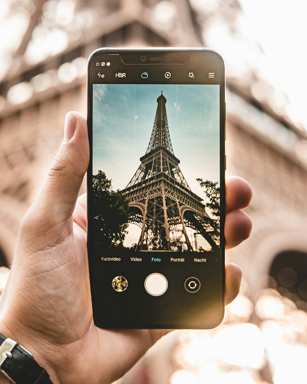 낮 동안 에펠탑이 있는 스마트폰