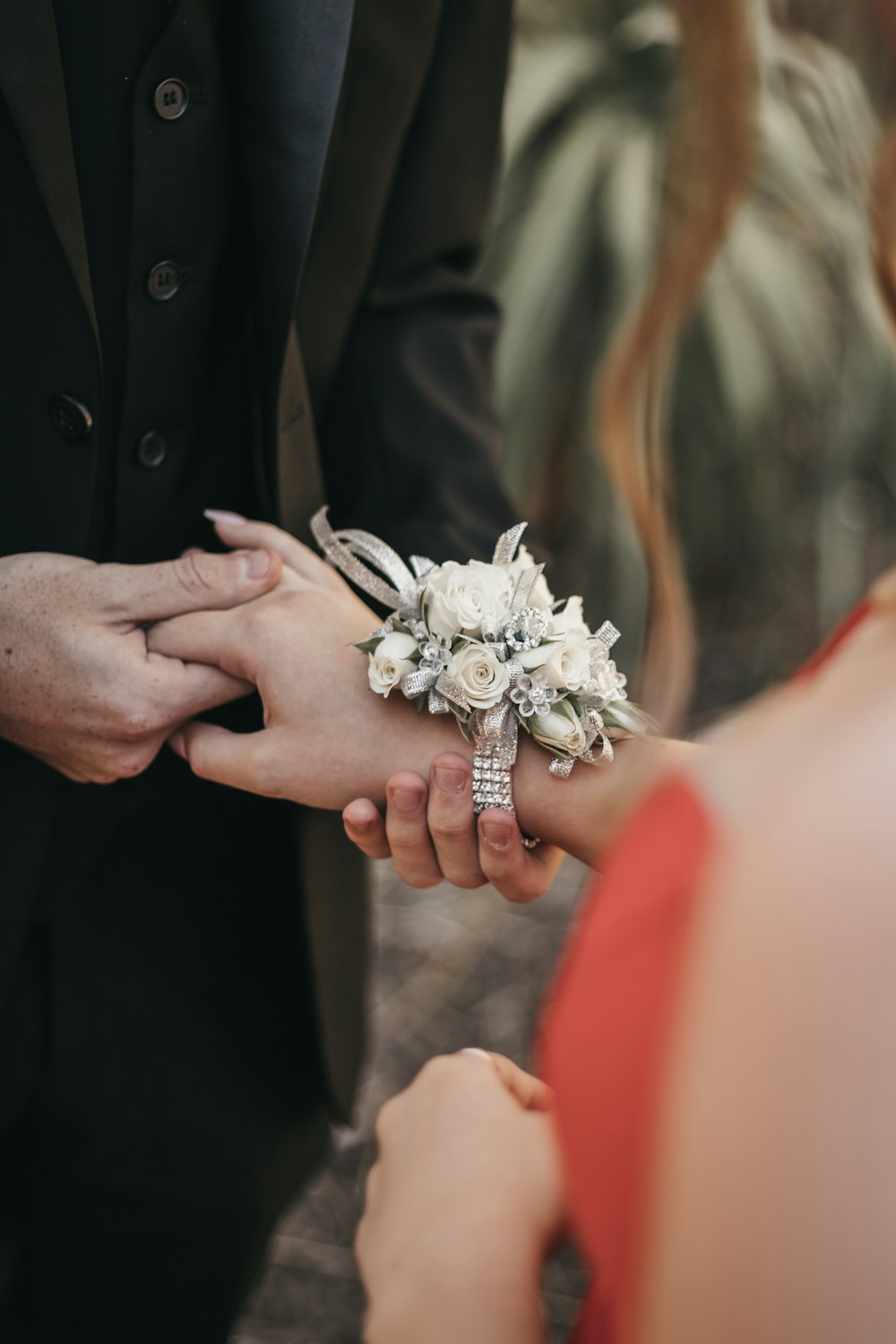 hombre sosteniendo la mano de la mujer