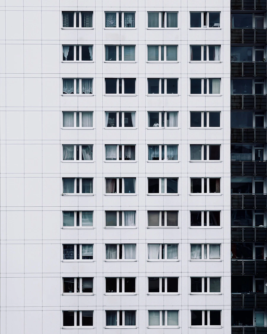 Fachada de un edificio público con una retícula de ventanas
