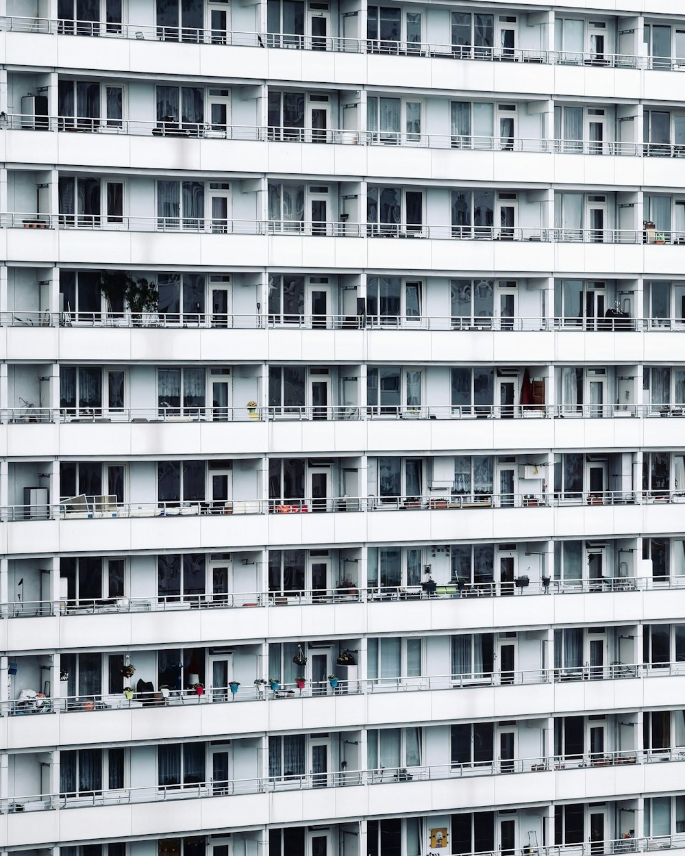 Edificio de gran altura blanco