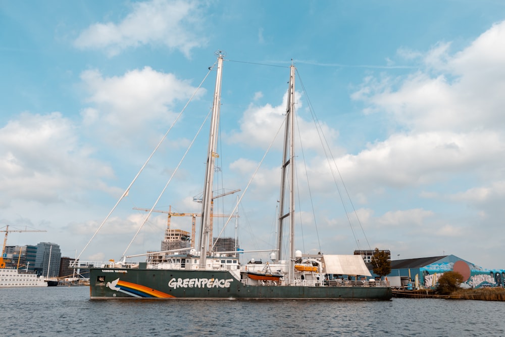 Bateau vert et orange pendant la journée