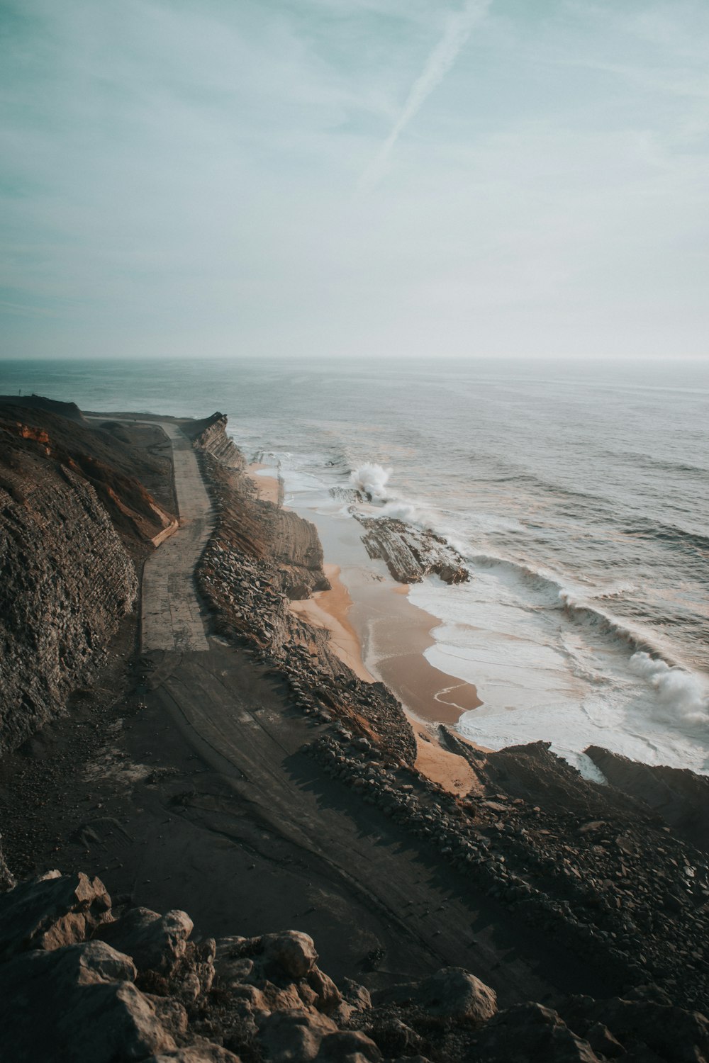 Fotografia de paisagem da formação rochosa preta e cinza