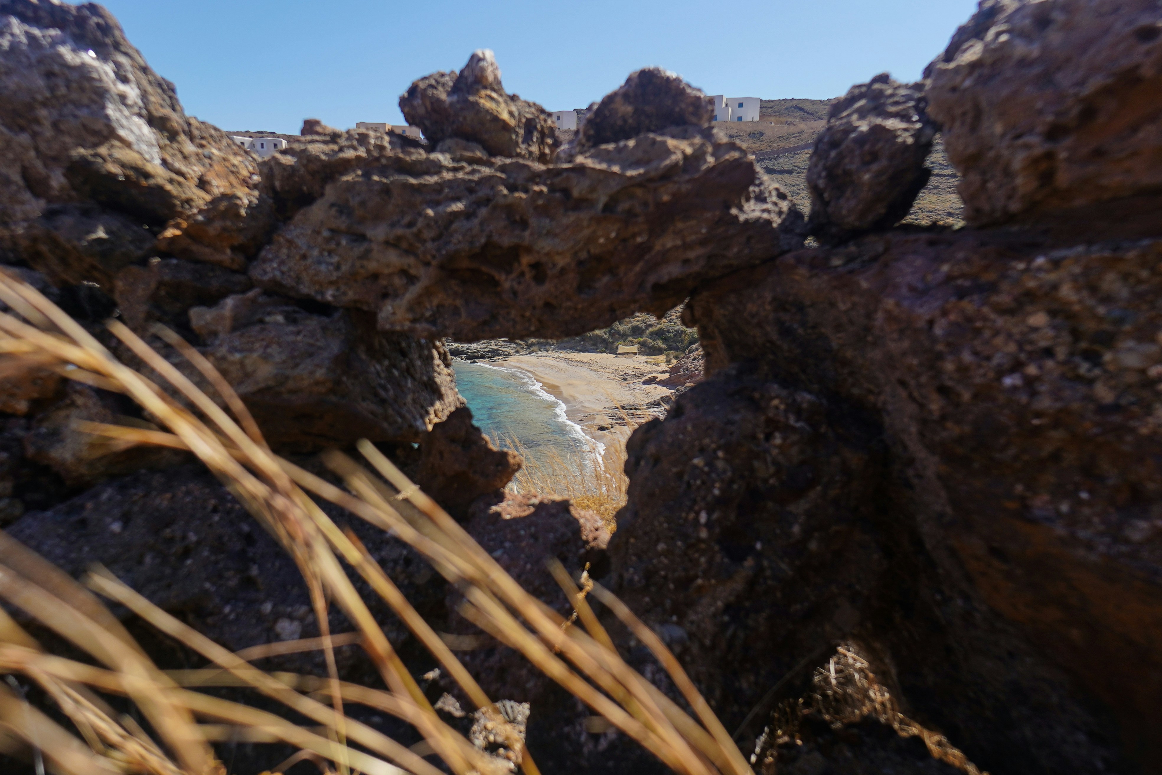 Pemandangan pantai pasir putih dari formasi batuan